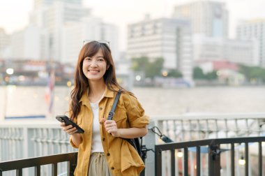 30 'lu yaşlarındaki genç Asyalı kadın solo bir maceraya atıldı. Elindeki teknoloji, kültürel keşiflerin ve neşeli keşiflerin özünü yakalıyor..