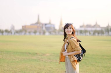 Gezgin Asyalı kadın 30 'larında Wat Pra Kaew' i keşfediyor. Büyüleyici bir mimariden, dost canlısı yerel halka kadar her anı kalbinde ve kamerasında yıllarca sevgiyle anacak..