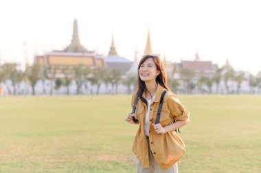 Gezgin Asyalı kadın 30 'larında Wat Pra Kaew' i keşfediyor. Büyüleyici bir mimariden, dost canlısı yerel halka kadar her anı kalbinde ve kamerasında yıllarca sevgiyle anacak..