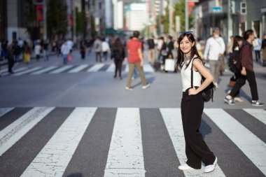 Şehir bulanıklığı, Tokyo 'nun kalabalığındaki kimliği belirsiz profesyoneller, şehrin hızlı ritmine bir göz atın..