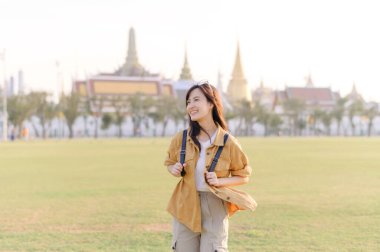 Gezgin Asyalı kadın 30 'larında Wat Pra Kaew' i keşfediyor. Büyüleyici bir mimariden, dost canlısı yerel halka kadar her anı kalbinde ve kamerasında yıllarca sevgiyle anacak..