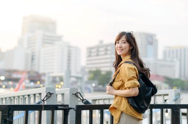 30 'lu yaşlarındaki genç Asyalı kadın solo bir maceraya atıldı. Kültürel keşiflerin ve neşeli keşiflerin özünü yakalar..