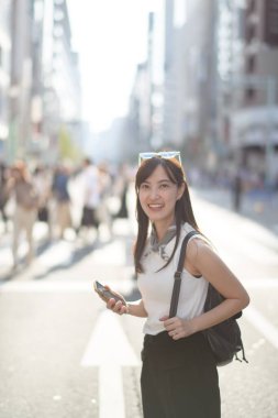 Tokyo 'daki iş ve güzellik, Koreli bir yönetici yaşam tarzını ve kendine güveni gösteriyor..