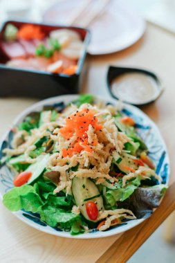 Taze sebzeli ve susamlı çıtır salata.
