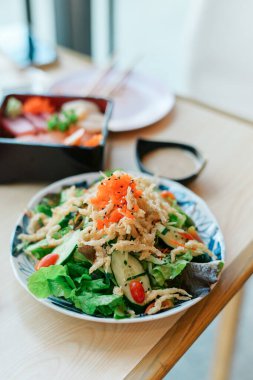 Gevrek soslu ve canlı sebzeli taze bir salata.