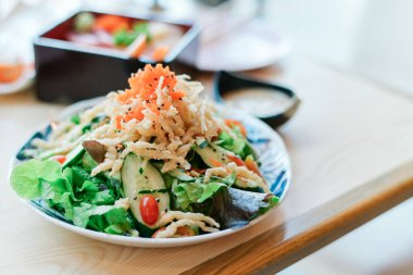 Tabakta çıtır çıtır sebze salatası.