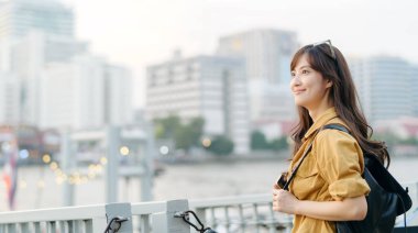 30 'lu yaşlarındaki genç Asyalı kadın solo bir maceraya atıldı. Kültürel keşiflerin ve neşeli keşiflerin özünü yakalar..