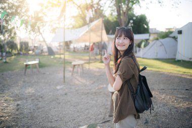 Kamp yapan Asyalı kadın.