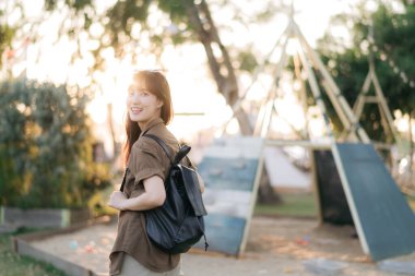 Kamp yapan Asyalı kadın.