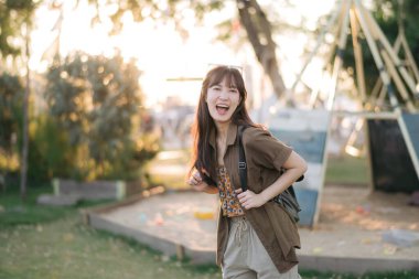 Kamp yapan Asyalı kadın.