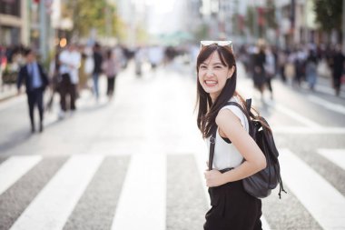 Tokyo 'nun ritmi, kalabalığın içindeki görünmeyen yüzler, iş ve modanın ahenkli karışımı..