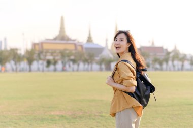 Gezgin Asyalı kadın 30 'larında Wat Pra Kaew' i keşfediyor. Büyüleyici bir mimariden, dost canlısı yerel halka kadar her anı kalbinde ve kamerasında yıllarca sevgiyle anacak..