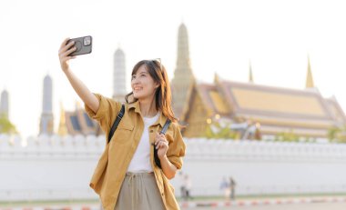 Gezgin Asyalı 30 'lu yaşlarda bir kadın yerel bir rehberle Büyük Saray' ı geziyor. Gizli taşları ortaya çıkar ve kendini onun maceralarıyla Tayland kültürüne daldır..