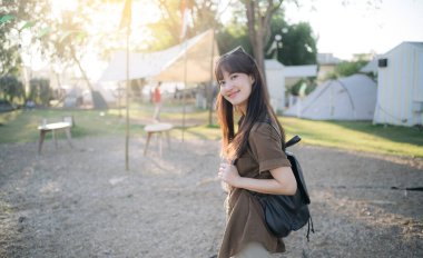 Kamp yapan Asyalı kadın.