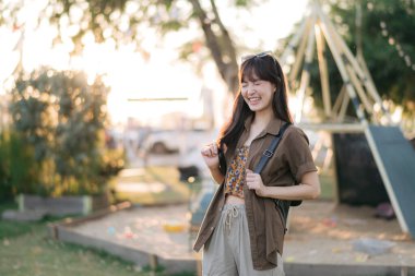 Kamp yapan Asyalı kadın.