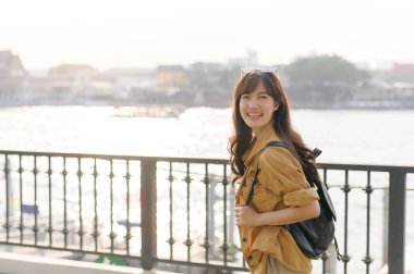 30 'lu yaşlarda genç bir Asyalı kadın, sırt çantalı, Bangkok' un harikalarını keşfediyor. Bu görüntünün sana ilham vermesine izin ver.