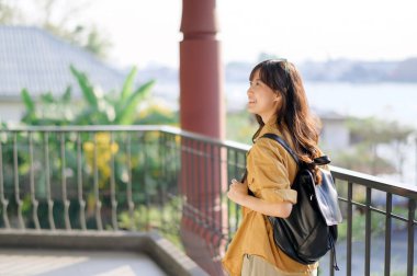 30 'lu yaşlardaki gezgin genç Asyalı kadın Bangkok' un hareketli sokaklarında geziniyor. Bu fotoğraf size kendi yolculuğunuzda ilham versin. Deneyimli bir kaşif gibi macera ve kültür arayışı..