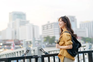 30 'lu yaşlarındaki genç Asyalı kadın solo bir maceraya atıldı. Kültürel keşiflerin ve neşeli keşiflerin özünü yakalar..