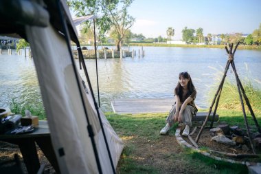 Kamp yapan Asyalı kadın.