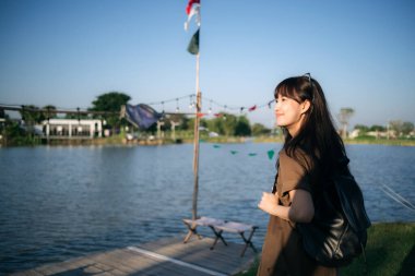 Kamp yapan Asyalı kadın.