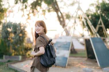 Kamp yapan Asyalı kadın.