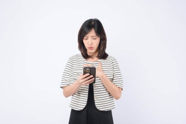 Güneydoğu Asyalı kadın beyaz arka planda endişeli bir ifadeyle mobil internet uygulaması kullanıyor