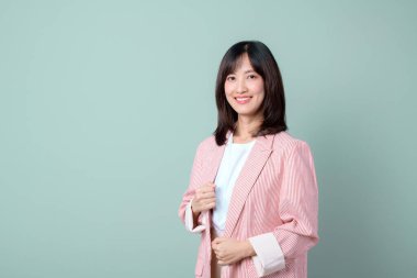 Güneydoğu Asyalı kadın küçük işletme sahibi perakende alışverişi başlatıyor yaratıcı endüstri çevrimiçi gülümseme kendine güvenen portre