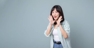 Güneydoğu Asyalı kadın, perakende ve çevrimiçi mağaza kurma sektöründe küçük işletme sahibi olarak heyecan ve yaratıcılığını dile getirerek, alışveriş ve yeniliğe olan tutkusunu sergiliyor