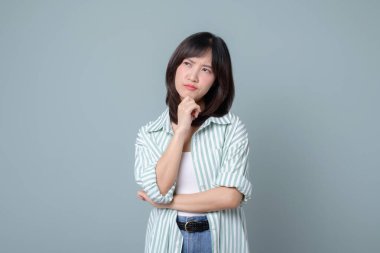 Güneydoğu Asyalı kadın, alışveriş başarısı için çevrimiçi mağaza planlarken yaratıcı perakende sektöründeki küçük işletmesi için düşünceli bir şekilde fikir üretiyor.