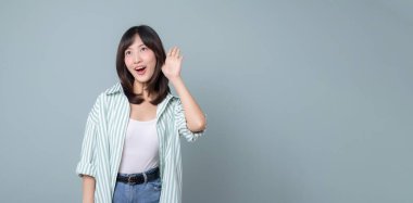 Yaratıcı gülümsemesi olan Güneydoğu Asyalı kadın, mağazasında heyecan ve güven gösteren perakende ve çevrimiçi alışveriş sektöründe küçük bir işletme sahibi.