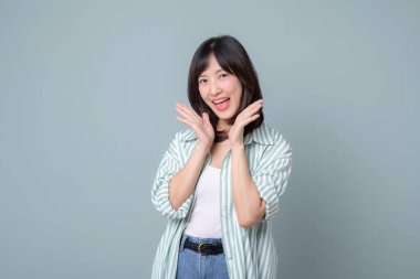 Yaratıcı Güneydoğu Asyalı kadın, perakende ve çevrimiçi mağaza açılışında küçük işletme sahibi olarak alışveriş ve yeni fırsatların keyfini çıkarırken mutlu bir şekilde gülümsüyor.