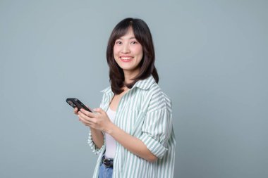 Güneydoğu Asyalı kadın, elinde akıllı telefon tutarak küçük işletme sahibini yaratıcı fikirleri ve tarzıyla perakende ve çevrimiçi alışveriş sektöründe temsil ediyor.