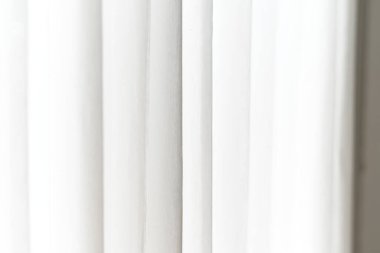 Beyaz ışık ve yumuşak gölgeler nazik dikey doku oluşturarak temiz bir zemin oluşturur. Basit bir dekor sağlayarak zarif çizgiler ve eğriler gösteren minimal desenli düz yüzey