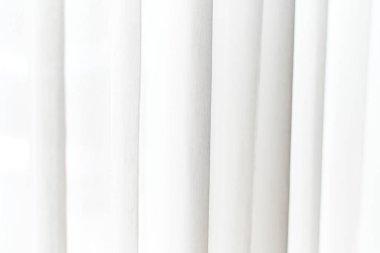 Soyut beyaz tekstil arkaplanı yumuşak dikey katlar ve ince gölgeler tasarım arkaplanı veya kopyalama alanı için ideal temiz zarif desen oluşturur