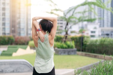 Asyalı kadın fitness yoga egzersizi. Germe egzersizi omuz ağrısını azaltır. Kas gerginliği, tıbbi yaralanma, iltihap riski. şehir sağlığı ve sağlık hizmetleri huzurlu günbatımında