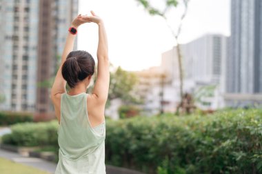 30 'lu yaşlardaki Asyalı kadın fitness yoga egzersizi. Gerinme egzersizi omuz ağrısı kas iltihabı riskini azaltır. Sağlık hizmetlerini ve sağlıklı yaşam tarzını teşvik eder.