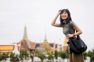 Neşeli bir Güneydoğu Asyalı genç blog yazarı ve dünya seyahati kaşifi. Bangkok 'ta, Asya' nın kalbinde, Tayland 'da yerel kültür turizminin tadını çıkarıyor. harika seyahat konsepti
