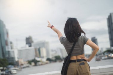 Genç Güneydoğu Asyalı kadın ve genç blog yazarı solo turizm konsepti. Dünya seyahati kaşifinin Bangkok, Asya ve Tayland 'daki Chao Reynaya nehri üzerinde akıllı telefonla yerel kültür deneyimi var.