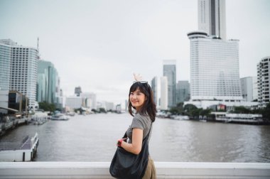 Güneydoğu Asyalı genç ve mutlu bir blog yazarı. Akıllı telefonlu bir dünya gezgini. Bangkok Tayland 'daki Chao the River' da Asya turizmi konsepti