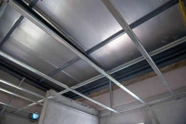 Titiz bir iç yenileme, elektrik kablolarıyla döşenmiş alüminyum tavan iskeletini gösteriyor. detaylı kurulum yeni ofis için ticari inşa projesinin bir parçasıdır