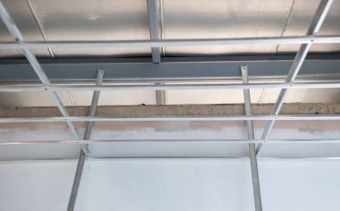 Alüminyum tavan iskeleti ile iç yenilemede umut verici bir ilerleme. Elektrik tesisatı kurulumu, ev geliştirme projesi sırasında karmaşık ızgara sistemini ortaya çıkardı