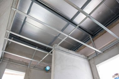 Bir iç yenileme projesi sırasında alüminyum tavan iskeleti. Elektrik tesisatı son aşama bitmeden önce binanın ham yapısını gösteriyor