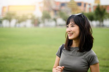 Güneydoğu Asyalı neşeli bir kadın ve genç blog yazarı, dünya turisti Bangkok Tayland 'da yerel kültür turizminin tadını çıkarıyor, Asya' nın kalbi