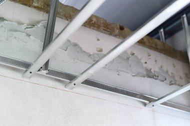 Alüminyum çerçevenin inşası ve dönüştürülmüş uzayın vaadinin sembolize edilmesi için gerekli çerçevenin kurulması ile iç yenilemenin önemli bir aşamasına tanık olunur.