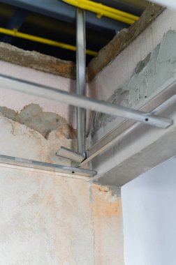 Sağlam alüminyum çerçeve, iç yenileme projesi için temel çerçeve sağlayarak, ilerleme yolunda gayretli bir inşaat çalışması sergiliyor