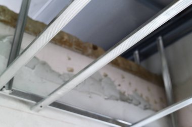 Temel alüminyum çerçeve, iş bitmeden önce inşa ve yapısal hazırlığın erken safhalarını gösteren bir iç tavan yenileme projesi için sağlam bir çerçeve sağlıyor