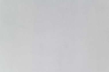 Sakin beyaz duvar arkaplanı ince bir dokuyla boş yüzeyi gösteriyor. Yeni ev yenileme projesi için basit minimalist tuval tasarım fikirleri için temiz bir sayfa sunuyor