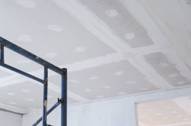 İç yapı yenileme işlemi, pürüzsüz yüzey için son sıva yapılmadan önce pürüzsüz kenarlı alçıtaşı tavan panelleri kurulumunu içeriyordu.