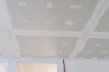 Alçıtaşı tavanı iç yenileme binası pürüzsüz kenarları sıva elektrik kablosu yerleştirme süreci tamamlanmak üzere. İyimser hissediyorum.