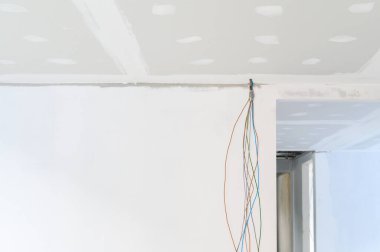 İç yenileme sırasında, yeni alçıtaşı tavanı sergileniyor, pürüzsüz kenarları sergiliyor. Yapılandırma çalışmaları, elektrik kablolarının hazırlandığı alçı tavanları da içeriyor.